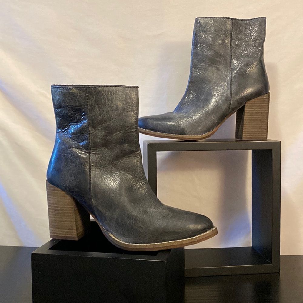 Diba True charcoal leather side zip ankle boots size 7.5-Brand new!!
